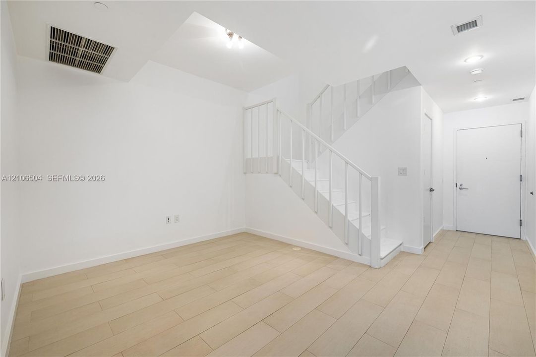 В аренду: $6,250 (1 спален, 1 ванн, 1695 Квадратных фут)