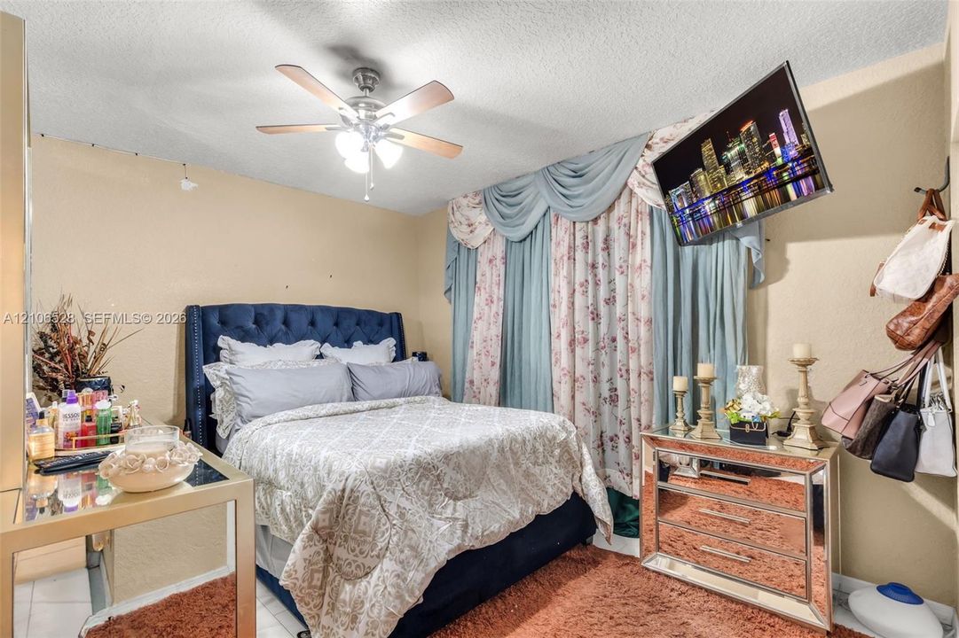 Ceiling fan with integrated multi-light fixture