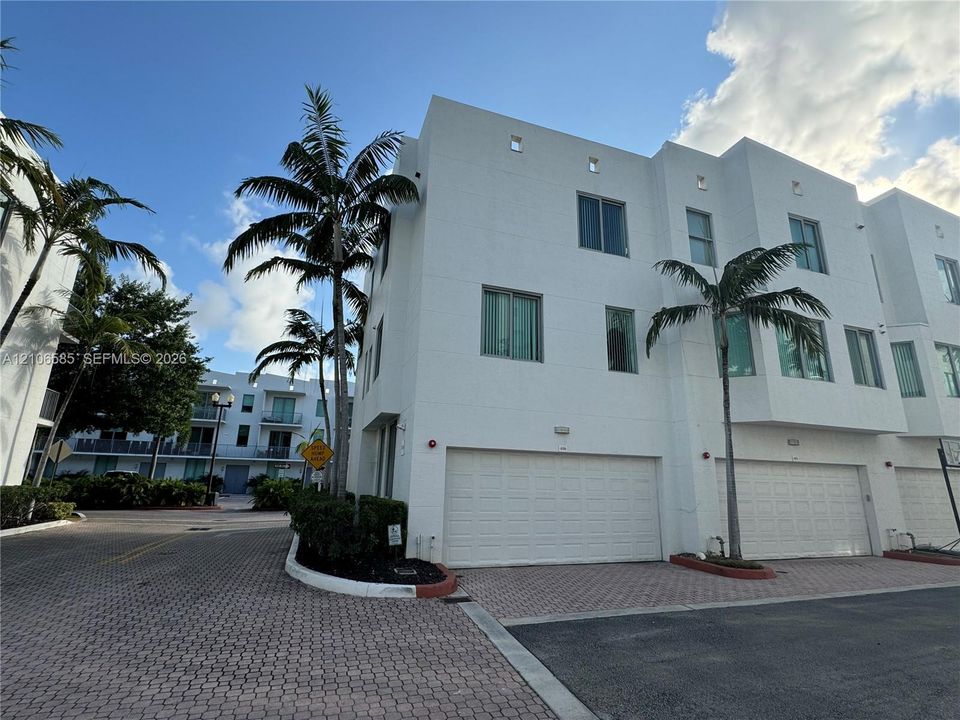 В аренду: $3,650 (3 спален, 3 ванн, 2127 Квадратных фут)
