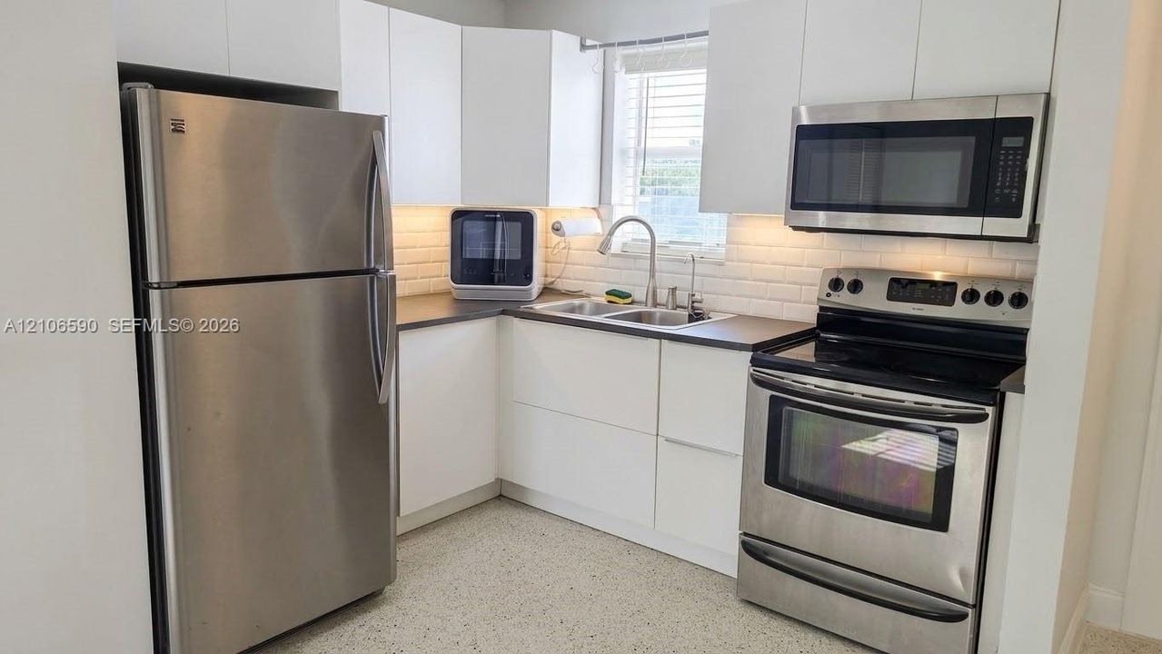 For Rent: $2,350 (2 beds, 1 baths, 741 Square Feet)