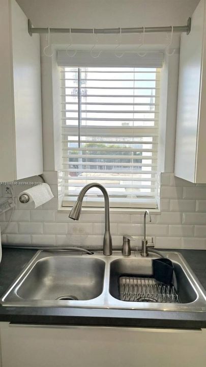 For Rent: $2,350 (2 beds, 1 baths, 741 Square Feet)