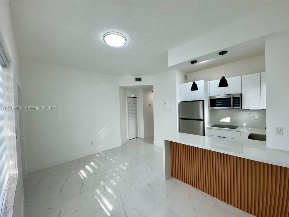 В аренду: $2,300 (2 спален, 1 ванн, 650 Квадратных фут)