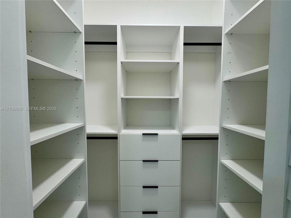 В аренду: $2,300 (2 спален, 1 ванн, 650 Квадратных фут)