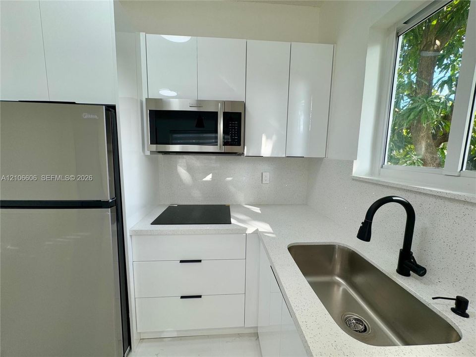 В аренду: $2,300 (2 спален, 1 ванн, 650 Квадратных фут)
