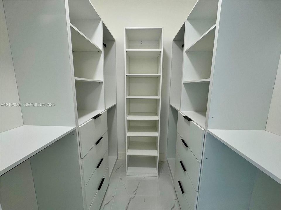 В аренду: $2,300 (2 спален, 1 ванн, 650 Квадратных фут)