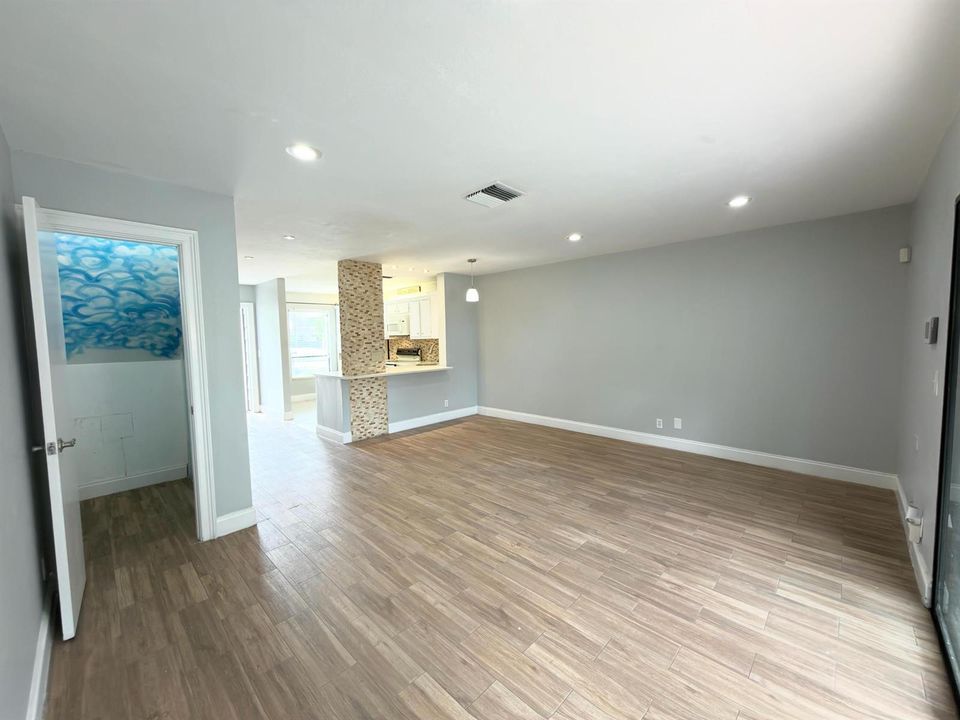 LIVING/DINING ROOM