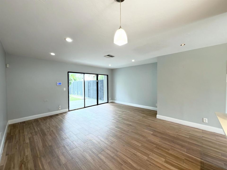 LIVING/DINING ROOM