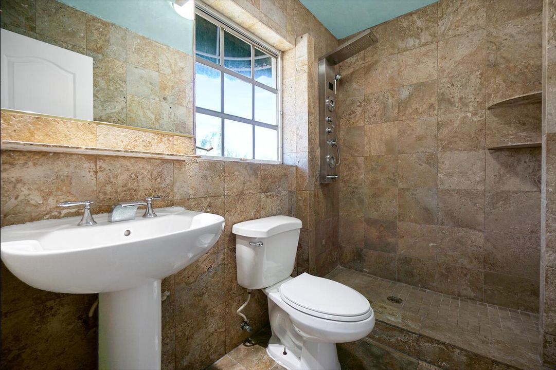 Bedroom's 2 bathroom