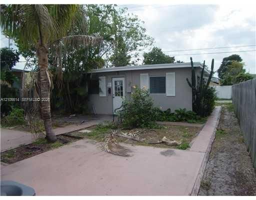 Rear courtyard from prior 2011 listing; appearance may have changed.