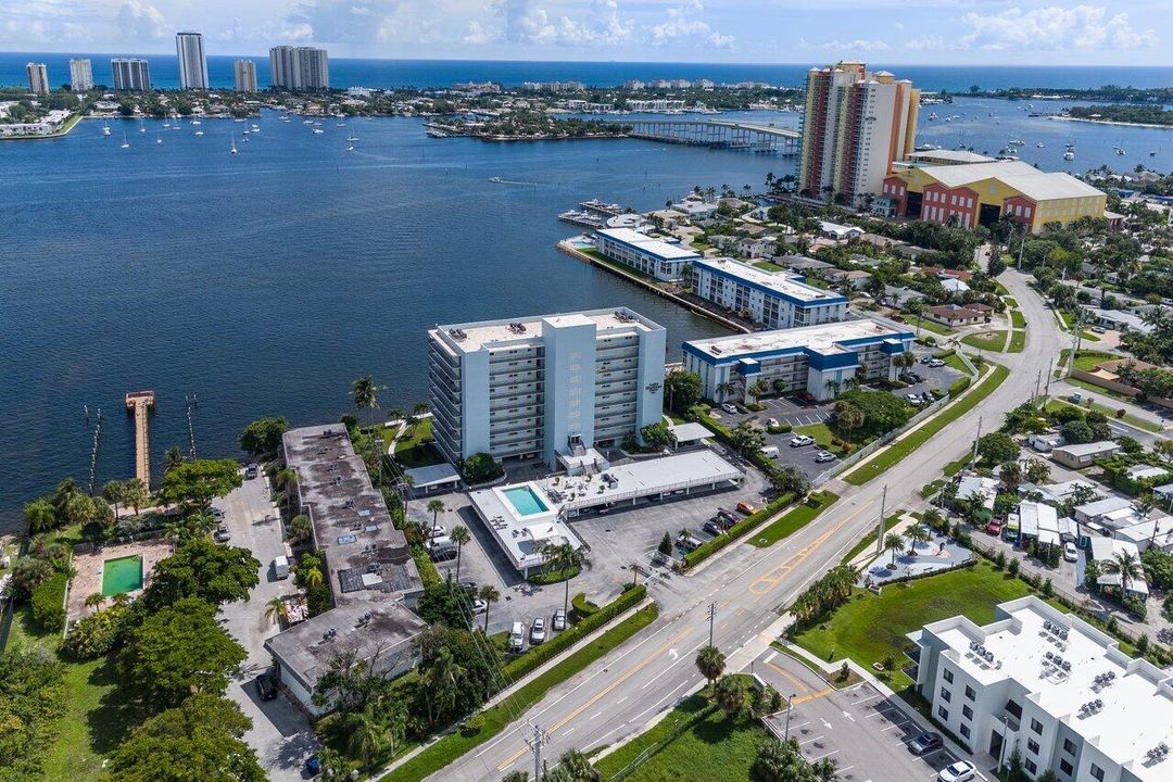 052-3040LakeShoreDrive-502-RivieraBeach-