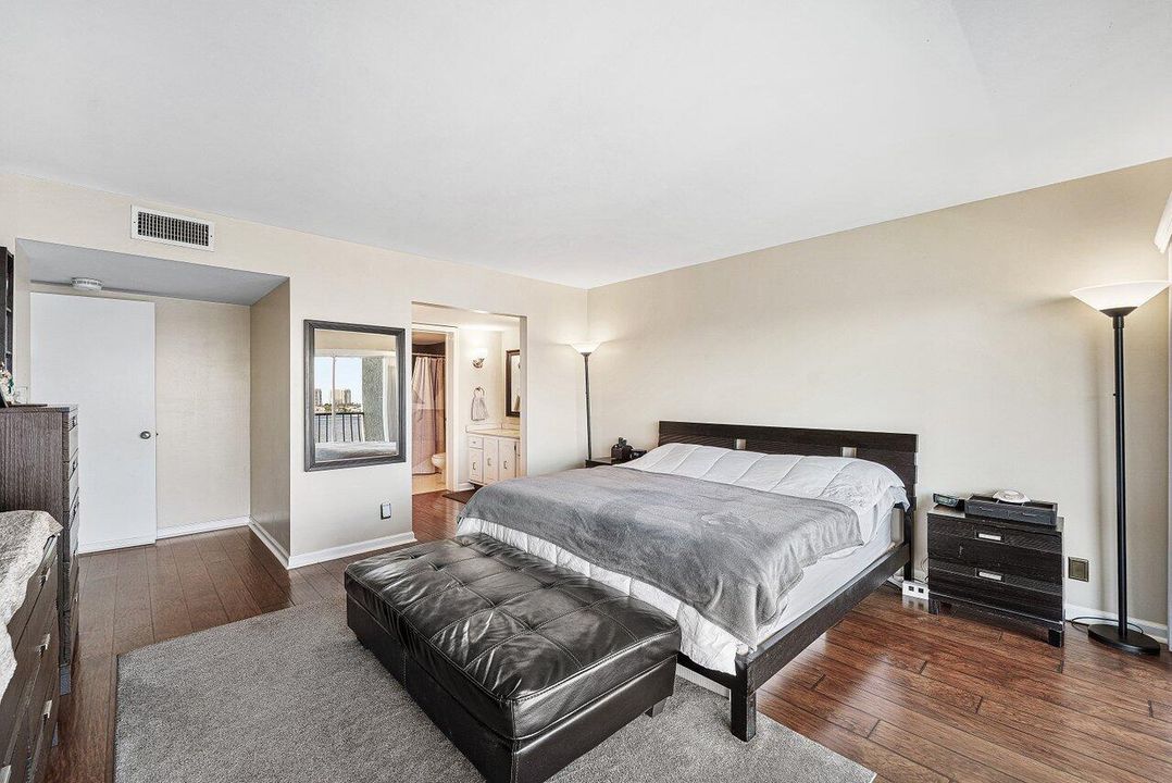 017-3040LakeShoreDrive-502-RivieraBeach-