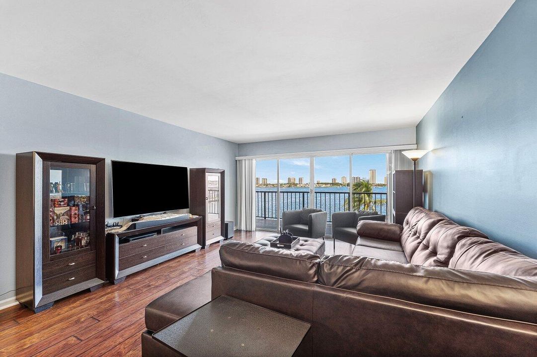 009-3040LakeShoreDrive-502-RivieraBeach-
