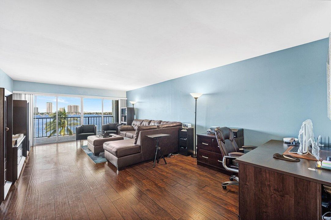 006-3040LakeShoreDrive-502-RivieraBeach-