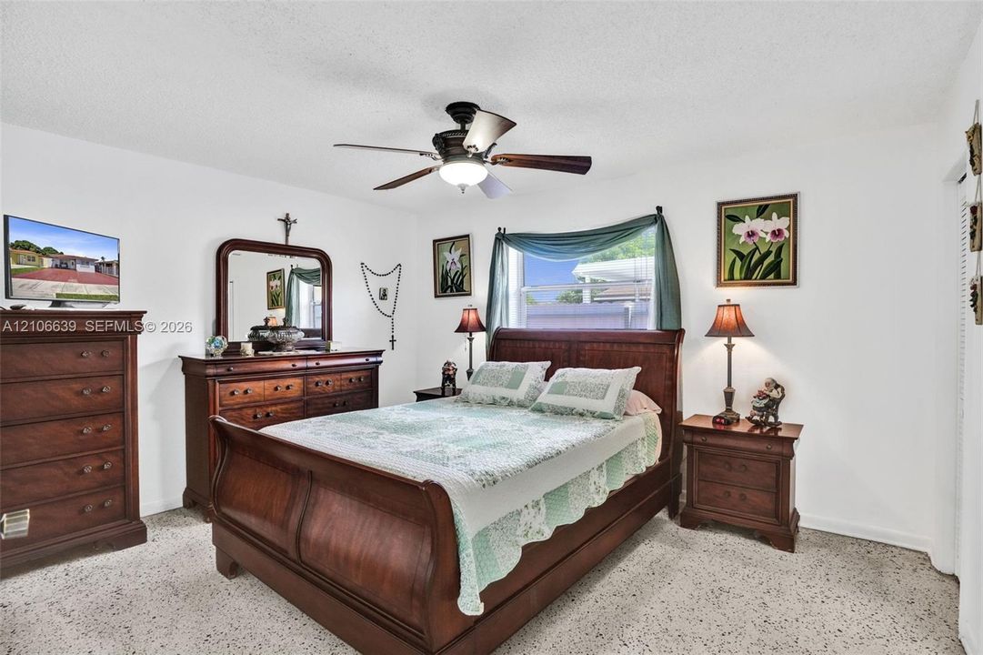 Room featuring a single-window configuration, ceiling fan with integrated lighting, and neutral wall tones