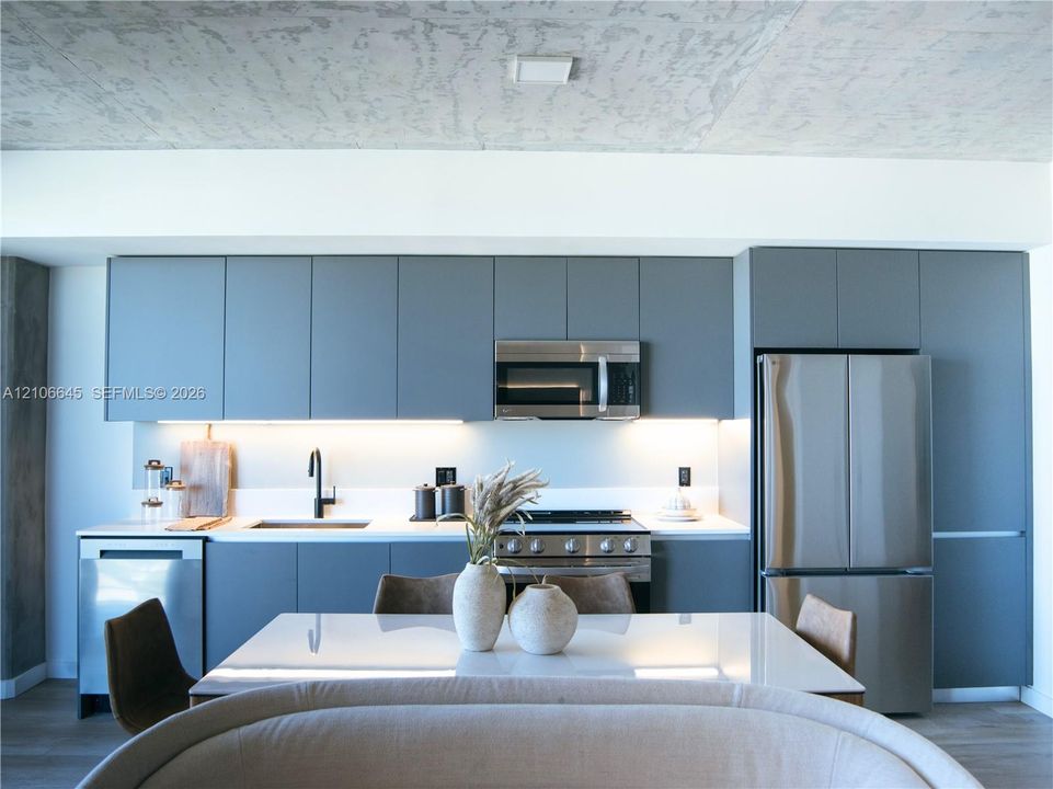 For Rent: $2,800 (1 beds, 1 baths, 729 Square Feet)
