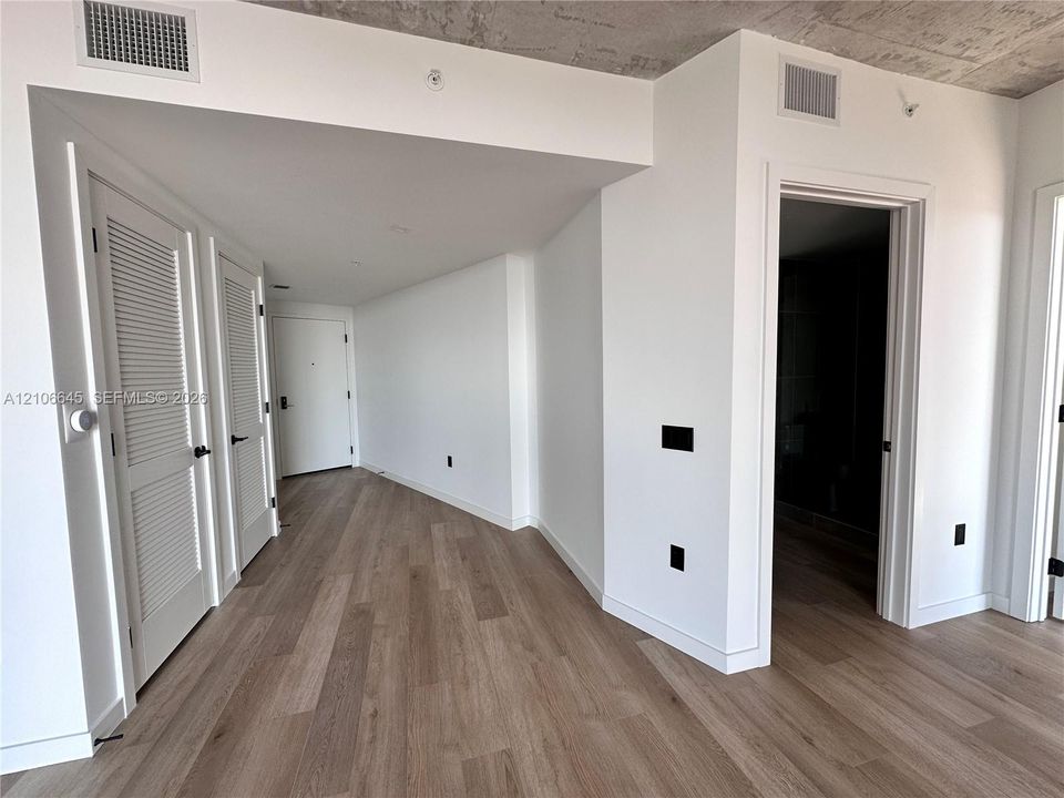 For Rent: $2,800 (1 beds, 1 baths, 729 Square Feet)