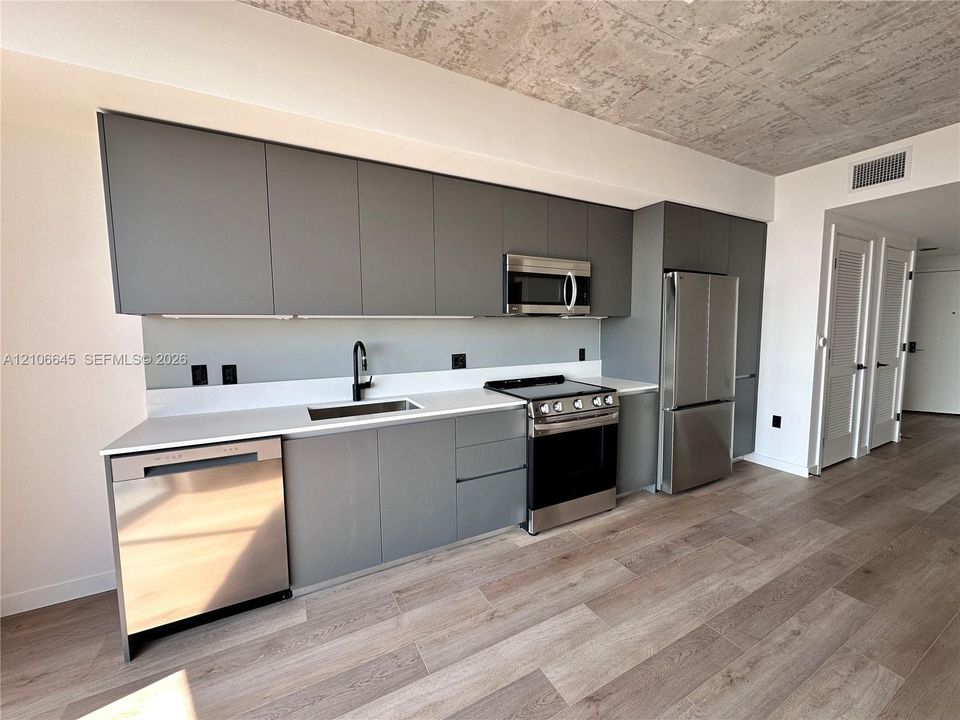 For Rent: $2,800 (1 beds, 1 baths, 729 Square Feet)