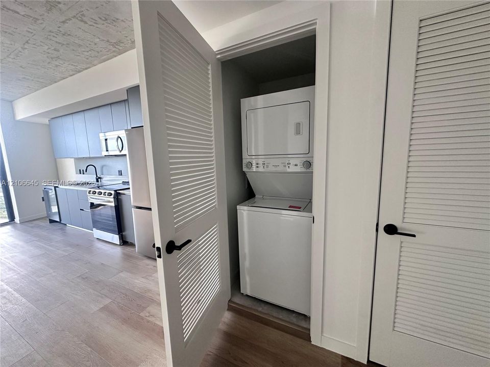 For Rent: $2,800 (1 beds, 1 baths, 729 Square Feet)