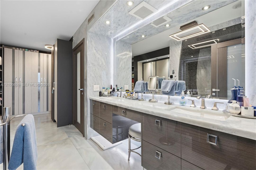 На продажу: $2,689,000 (2 спален, 2 ванн, 1930 Квадратных фут)
