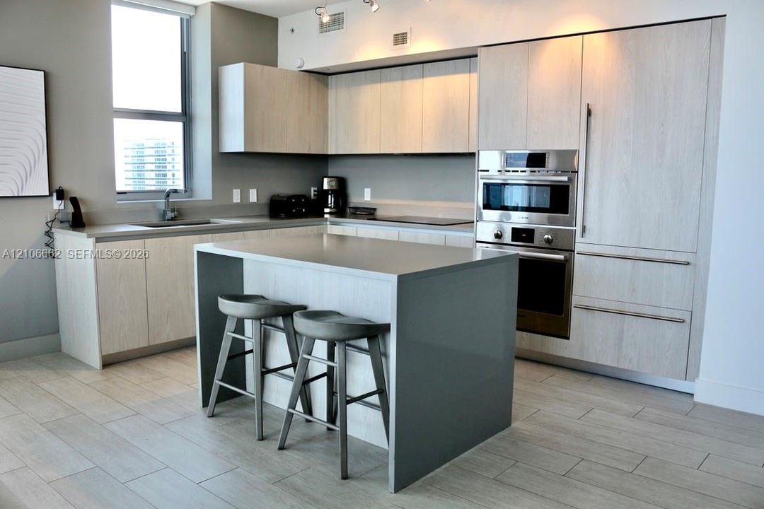 For Sale: $780,000 (2 beds, 2 baths, 1075 Square Feet)