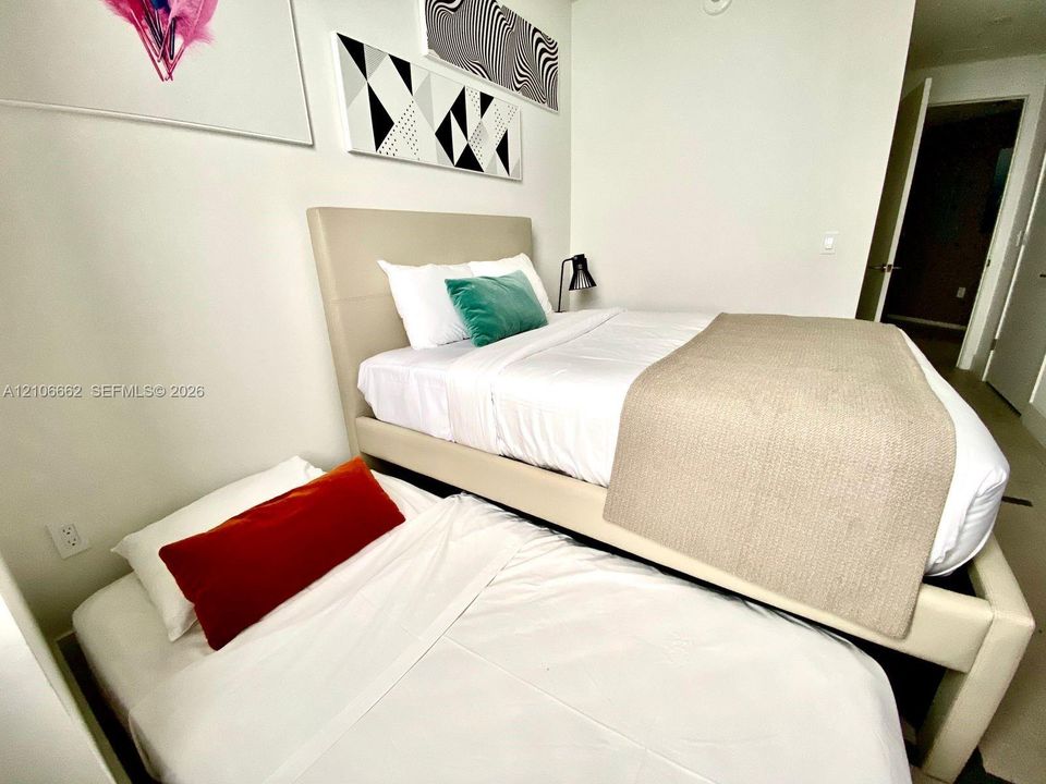 For Sale: $780,000 (2 beds, 2 baths, 1075 Square Feet)