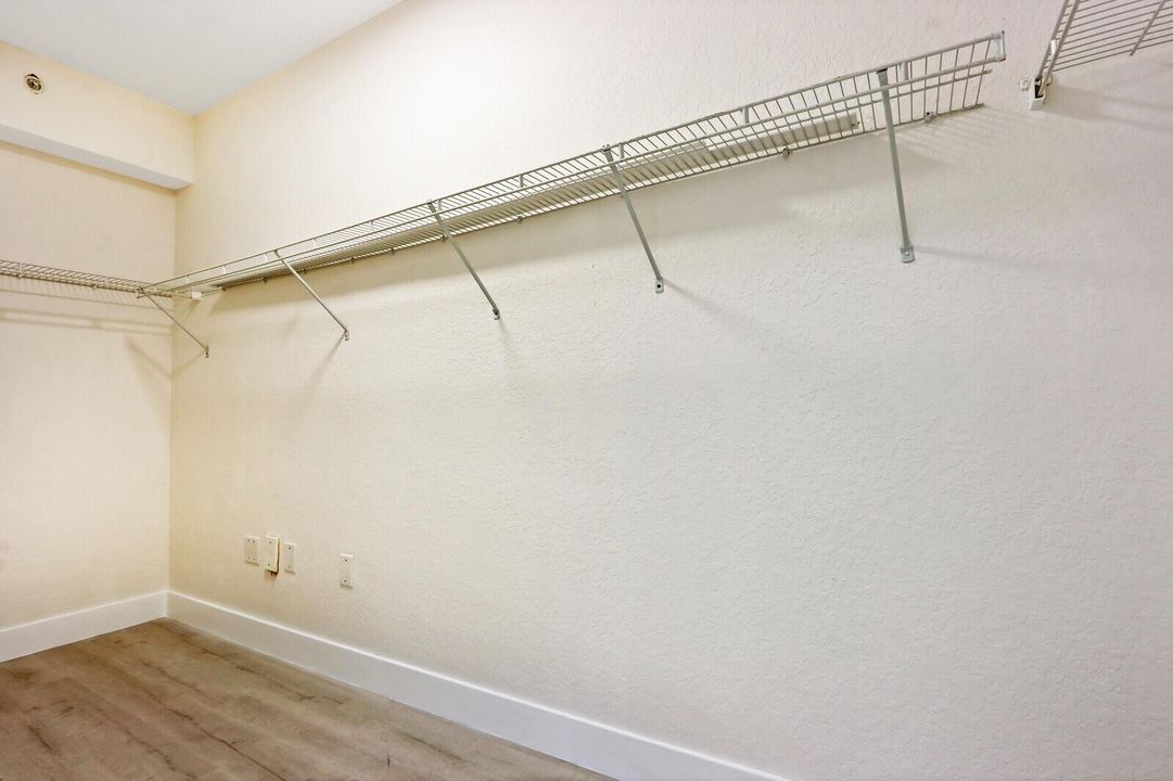 11023-102 MASTER CLOSET