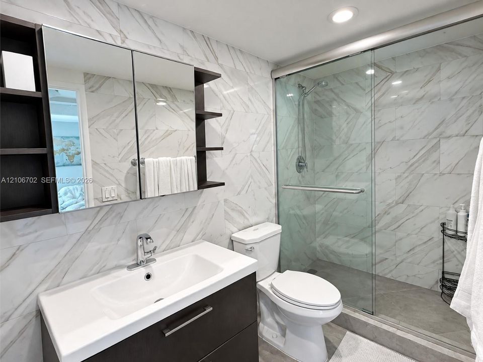 For Sale: $355,000 (1 beds, 1 baths, 789 Square Feet)