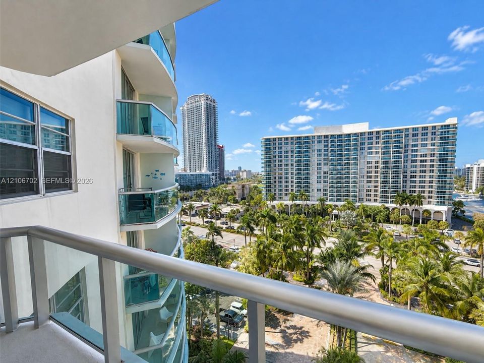 For Sale: $355,000 (1 beds, 1 baths, 789 Square Feet)