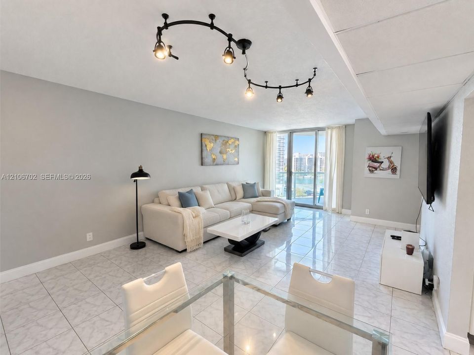 For Sale: $355,000 (1 beds, 1 baths, 789 Square Feet)