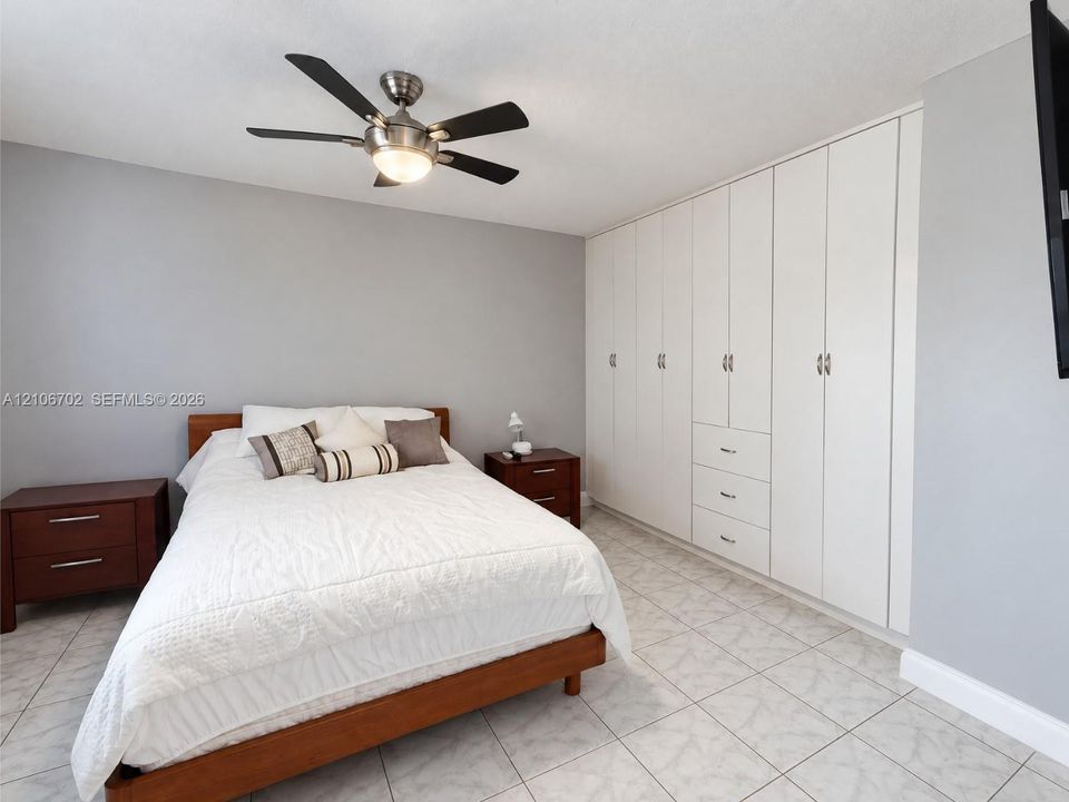 For Sale: $355,000 (1 beds, 1 baths, 789 Square Feet)