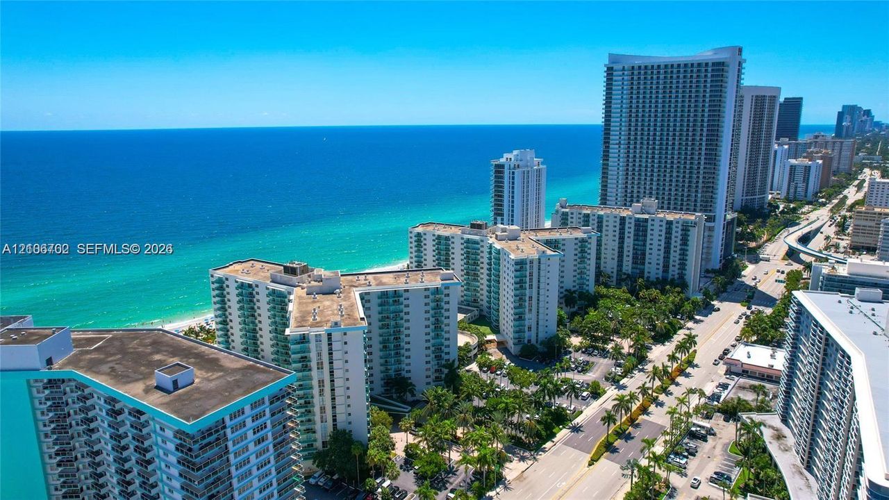 For Sale: $355,000 (1 beds, 1 baths, 789 Square Feet)