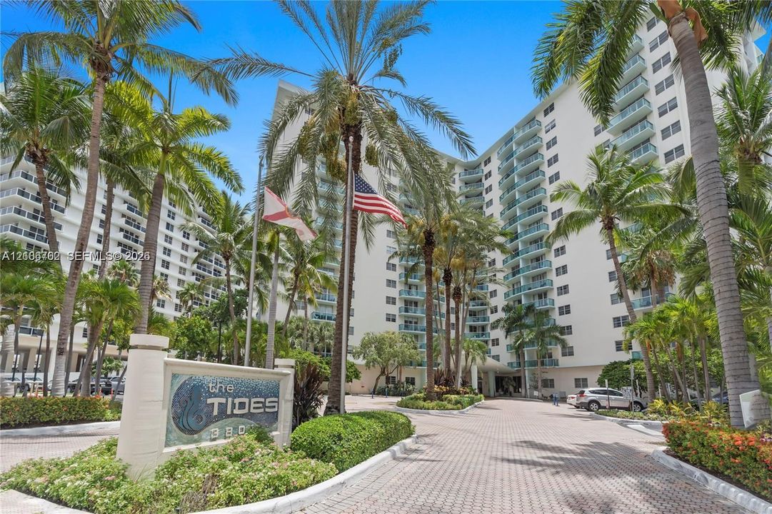 For Sale: $355,000 (1 beds, 1 baths, 789 Square Feet)