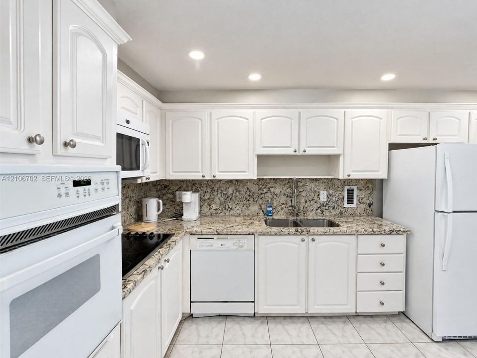 For Sale: $355,000 (1 beds, 1 baths, 789 Square Feet)