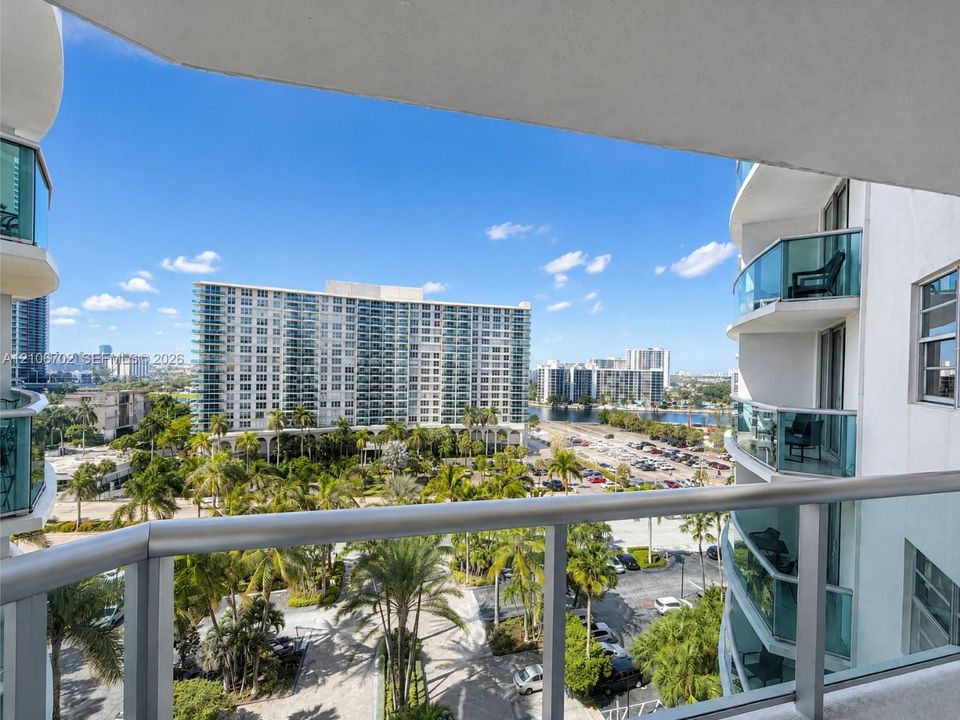 For Sale: $355,000 (1 beds, 1 baths, 789 Square Feet)