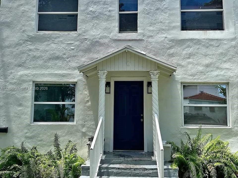 For Rent: $2,750 (3 beds, 1 baths, 4055 Square Feet)