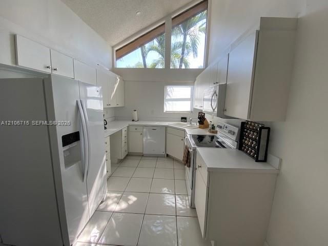 For Rent: $2,800 (2 beds, 2 baths, 974 Square Feet)