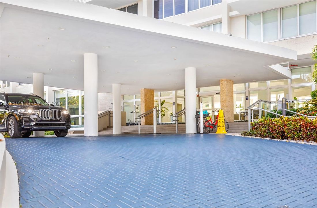 For Rent: $3,900 (1 beds, 1 baths, 994 Square Feet)