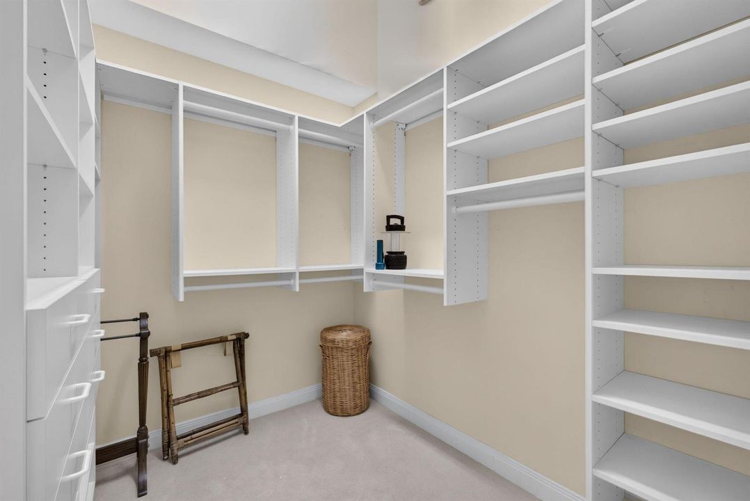 WALK IN CLOSET BUILT INS