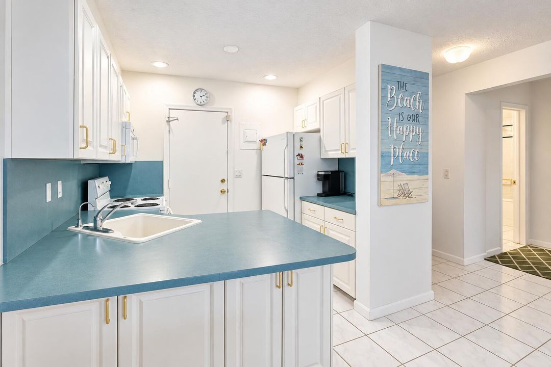 Bright Coastal Kitchen with Beachy Accen