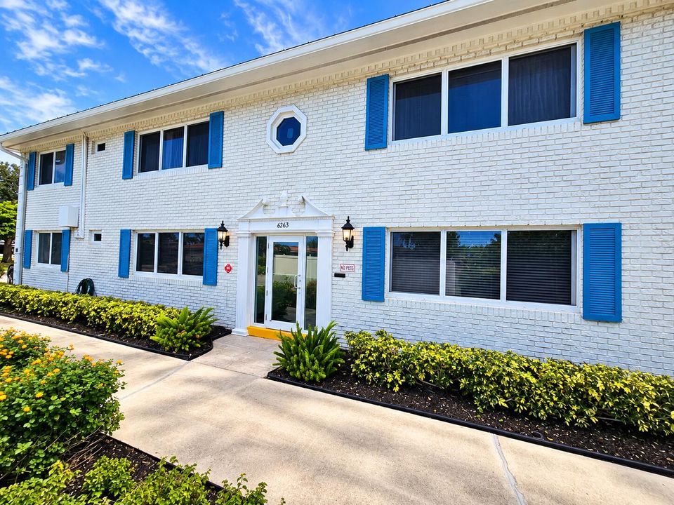 Bright Coastal Condo Exterior 1
