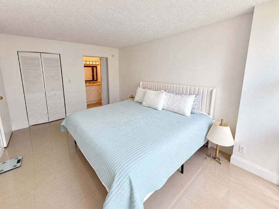 Dormitorio moderno con cama azul menta