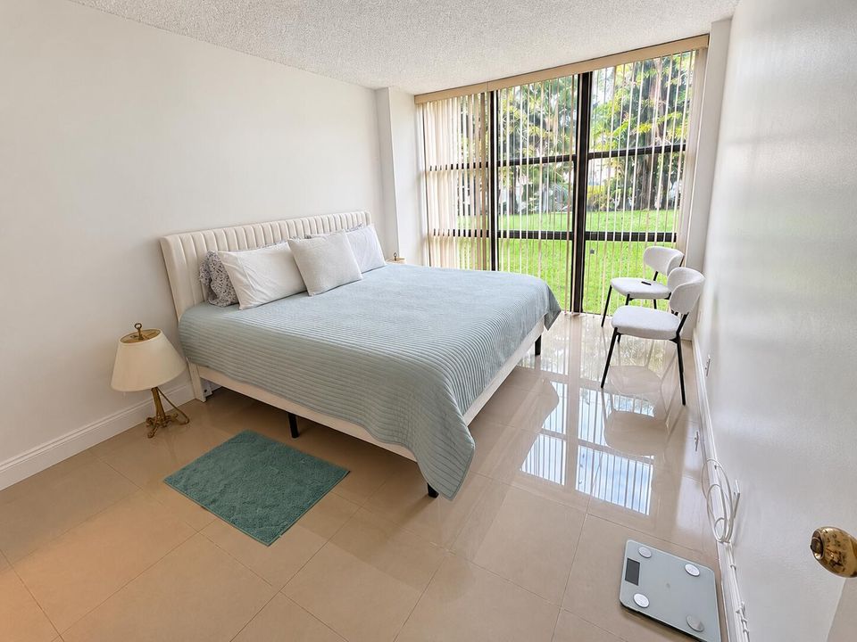 Dormitorio minimalista con luz natural