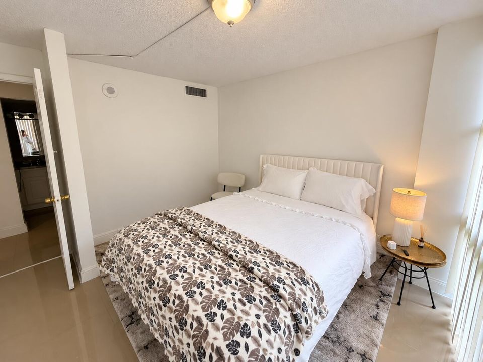 Dormitorio moderno limpio y acogedor