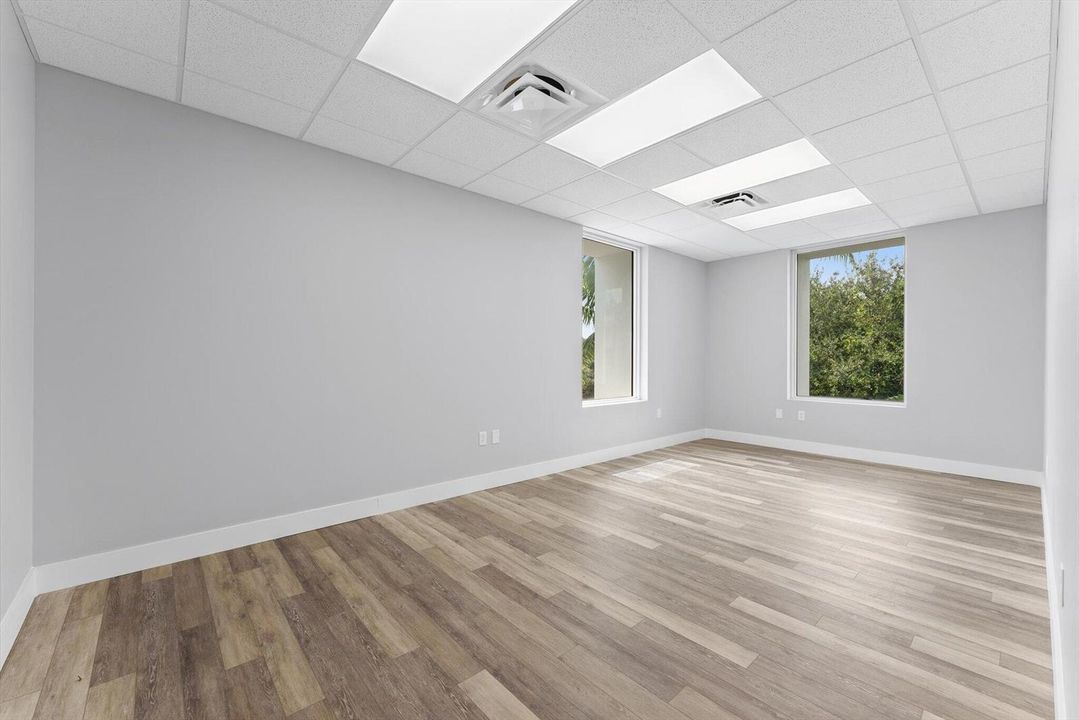 06 - Private Office with 2 Windows