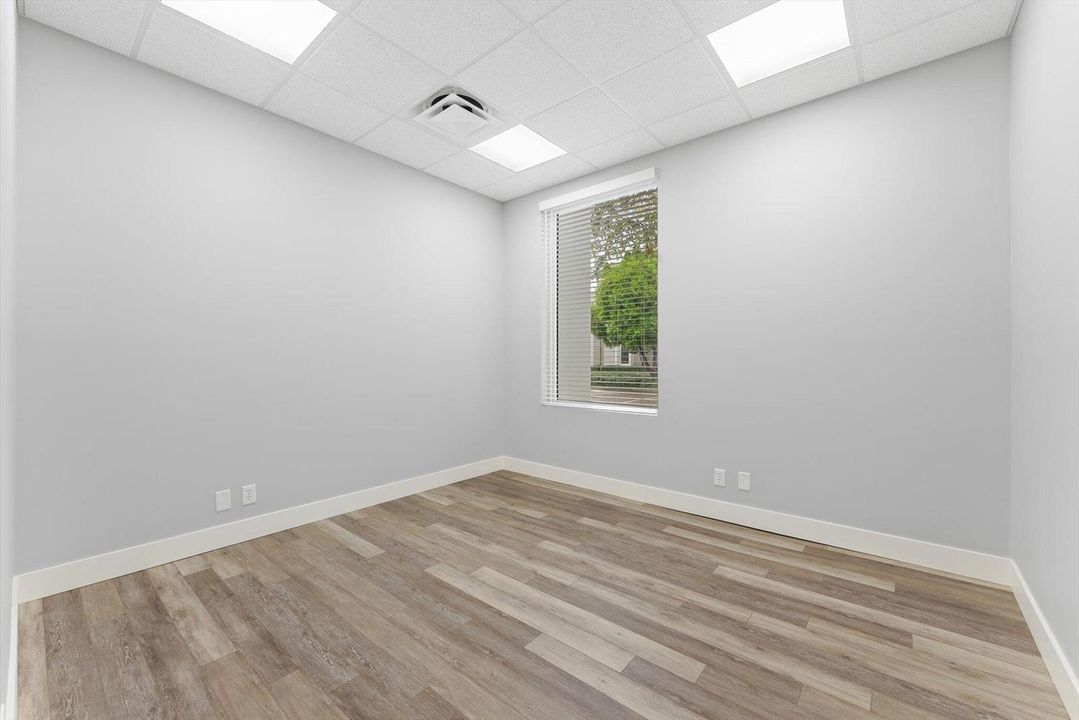 06 - Private Office with Window