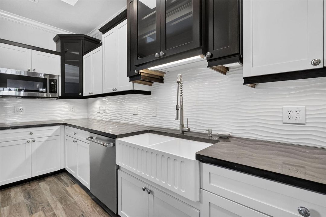 Wave Backsplash & undermount lighting