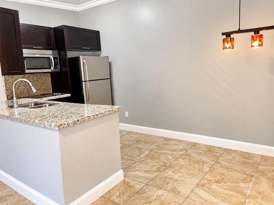 For Rent: $2,250 (2 beds, 2 baths, 870 Square Feet)