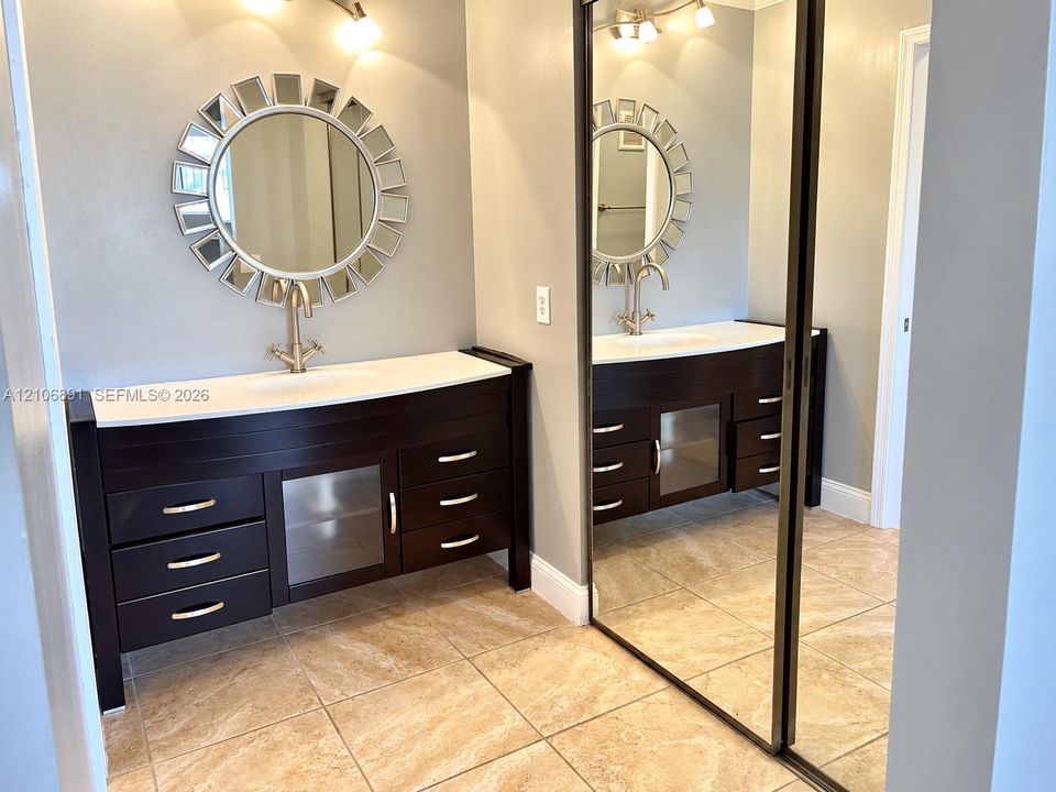 For Rent: $2,250 (2 beds, 2 baths, 870 Square Feet)