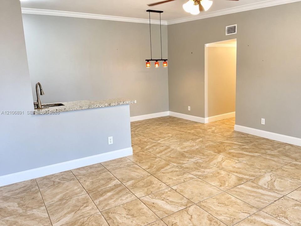 For Rent: $2,250 (2 beds, 2 baths, 870 Square Feet)