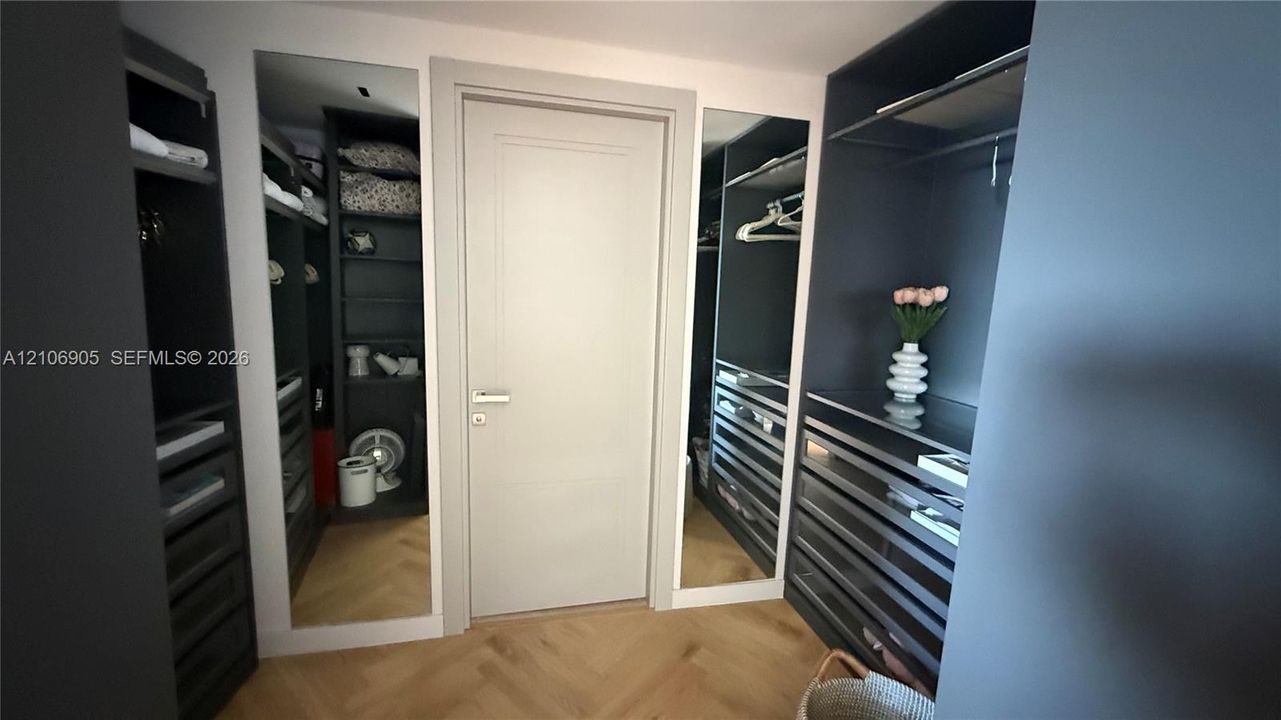 3rd bed walking closet
